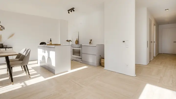 Offene Küche mit Kochinsel und Essplatz in einer Architektenwohnung