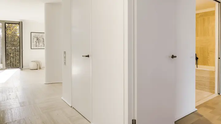 Heller Flur mit Einbauschränken und Blick in die Räume