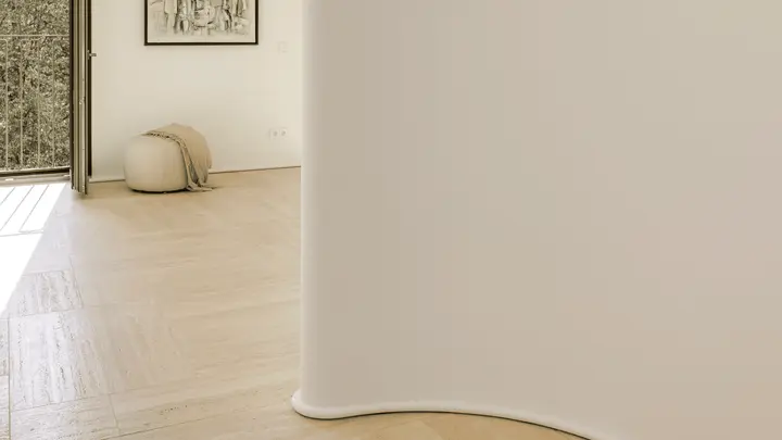 Geschwungene Wand und Eichenparkett in einem modernen Architektenobjekt