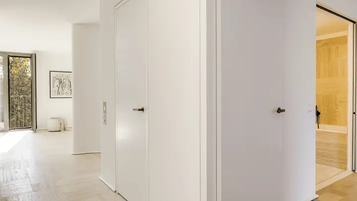 Flur mit raumhohen Türen und Wandbild