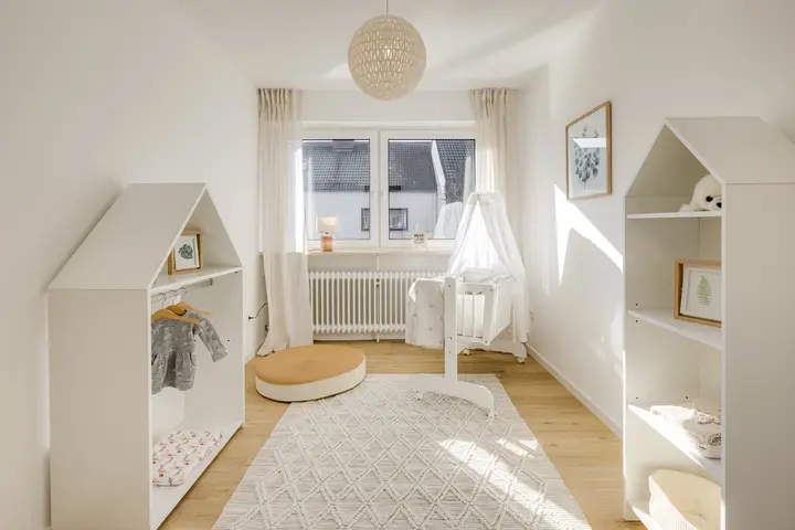 Kinderzimmer mit Regal in Hausform und Babybett