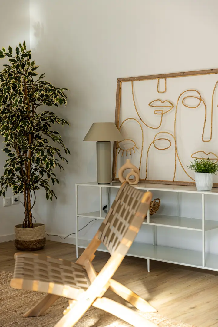 Holzstuhl und Regal mit Leuchte und Wandbild