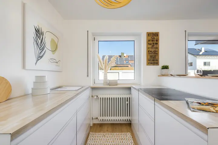 Helle Küche mit Fenster in einer sanierten Wohnung