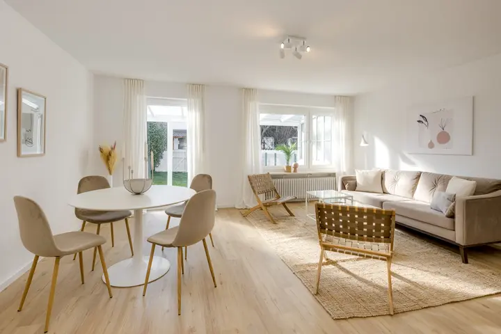 Wohn- und Essbereich mit rundem Esstisch nach der Sanierung, Home Staging Fix and Flip