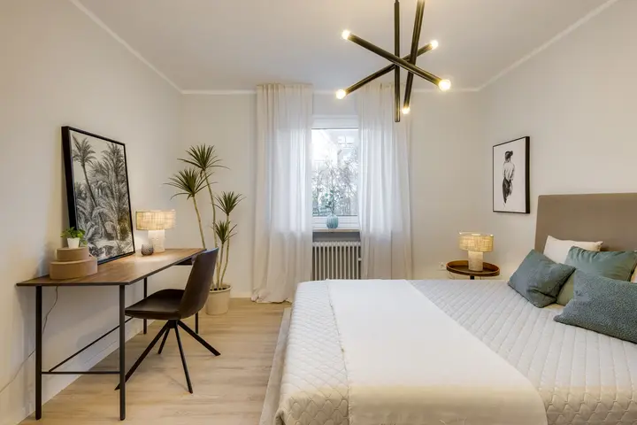 Schlafzimmer mit Doppelbett, Schreibtisch und Sternleuchte