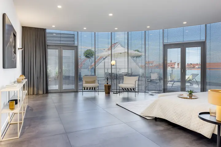 Großzügiges Schlafzimmer mit Blick auf die Dachterrasse