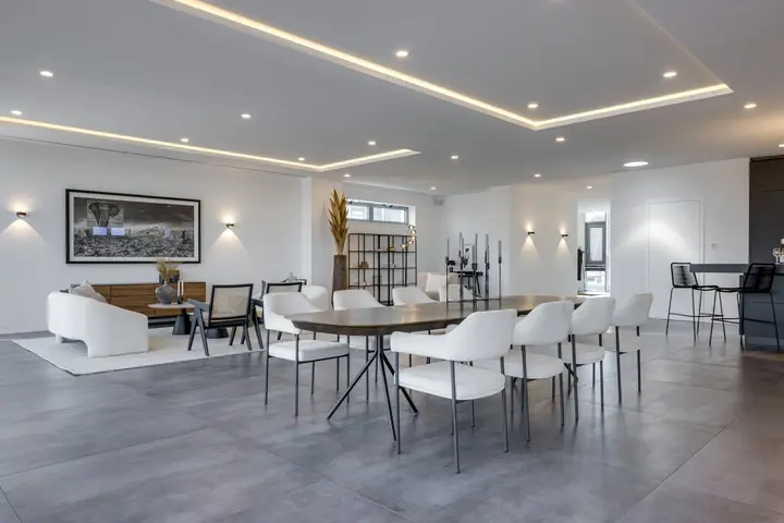 Weiter Wohn- und Essbereich mit Lichtvoute in einer Luxuswohnung