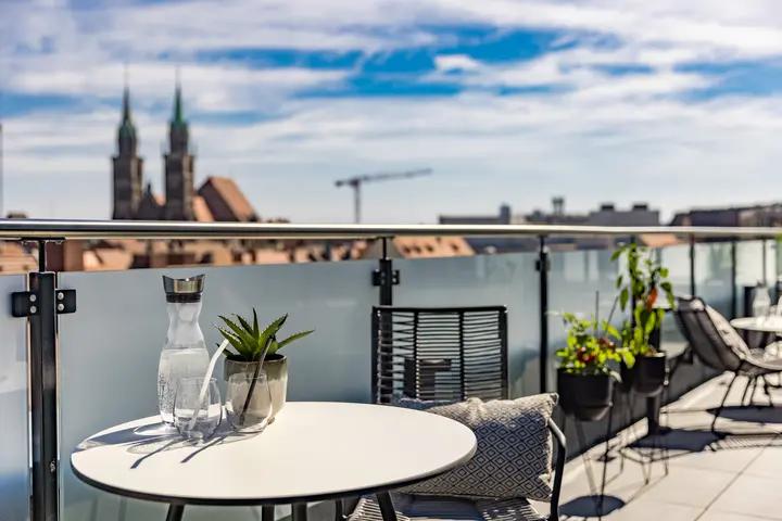 Dachterrasse mit Bistrotisch und Blick auf die Altstadt