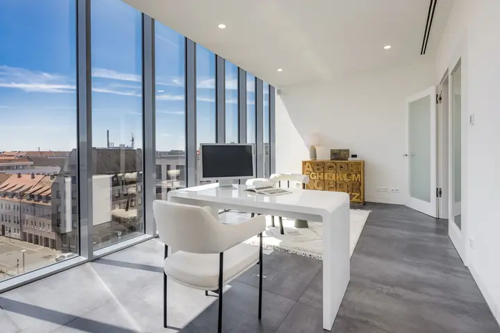 Homeoffice mit Blick über die Stadt, Home Staging einer Luxusimmobilie