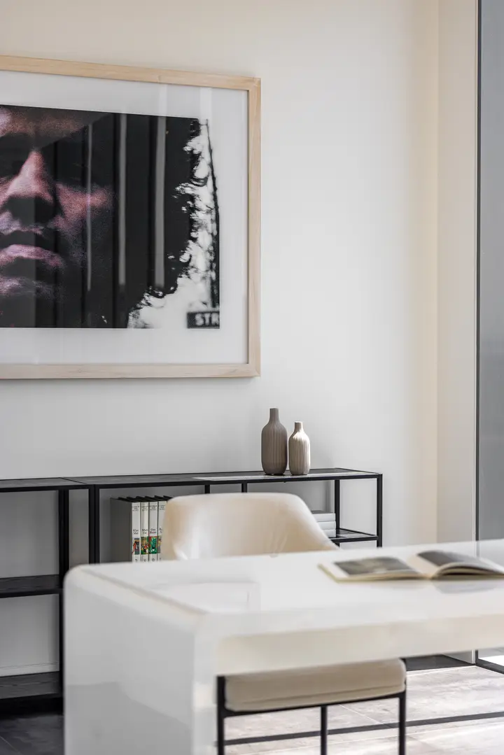 Schreibtisch mit Porträtbild im Penthouse