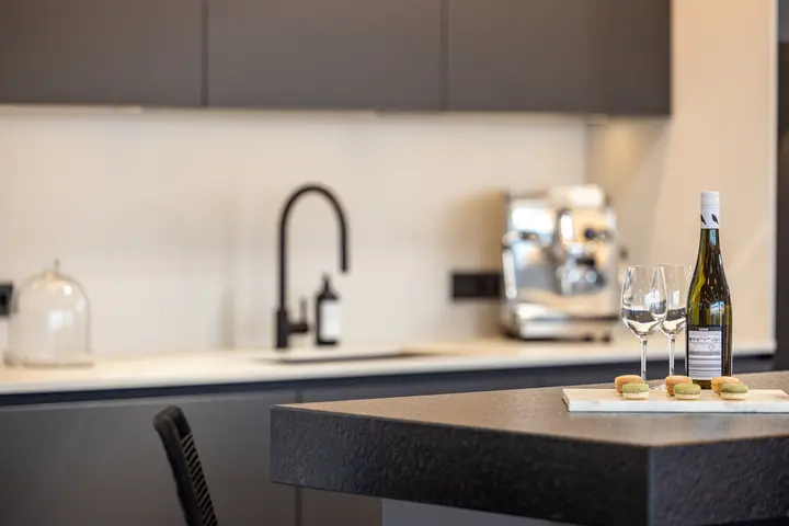Küchenarbeitsplatte mit Espressomaschine, Wein und Gläsern