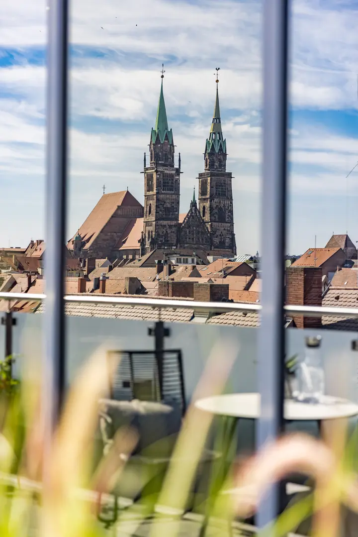 Blick von der Dachterrasse auf die Kirchtürme der Altstadt