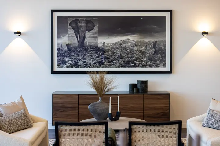 Sideboard mit Schwarz-Weiß-Fotografie und Dekoration