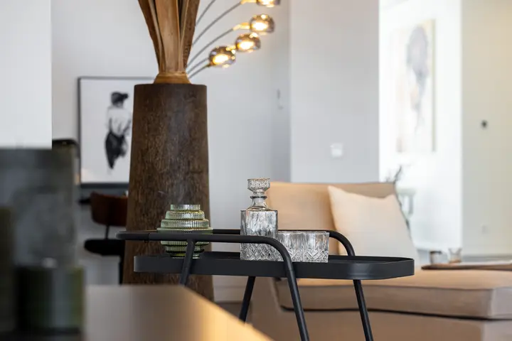 Wohnzimmer mit Lounge-Sessel und Beistelltisch