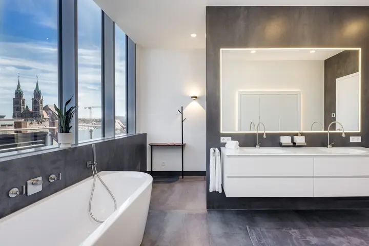 Bad mit Badewanne, Spiegel und Blick auf die Altstadt