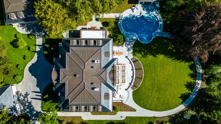 Luftbild einer Villa mit Pool und Garten
