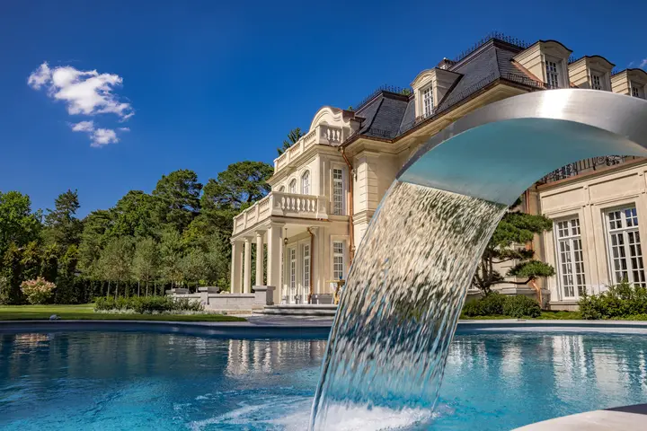 Pool mit Wasserfall vor einer Villa nach dem Home Staging