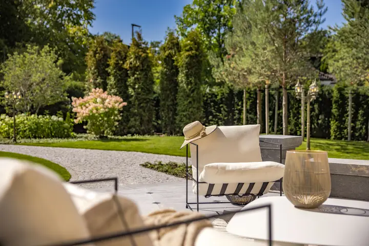 Loungesessel im Garten einer Luxusvilla