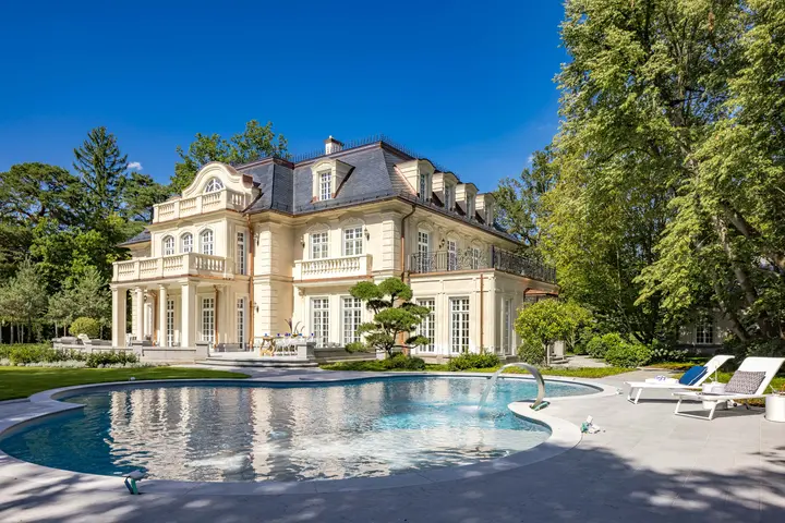 Villa mit Pool und Liegen im Garten