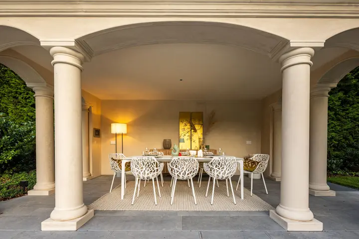Gedeckte Tafel unter dem Säulengang einer Villa