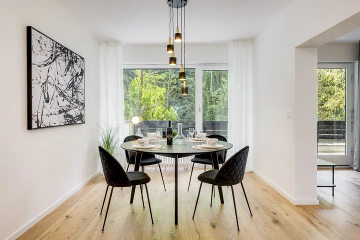 Essplatz mit schwarzen Stühlen und Wandbild, Home Staging für den Privatverkauf