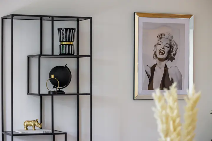 Regal mit Dekoration und Marilyn-Monroe-Bild
