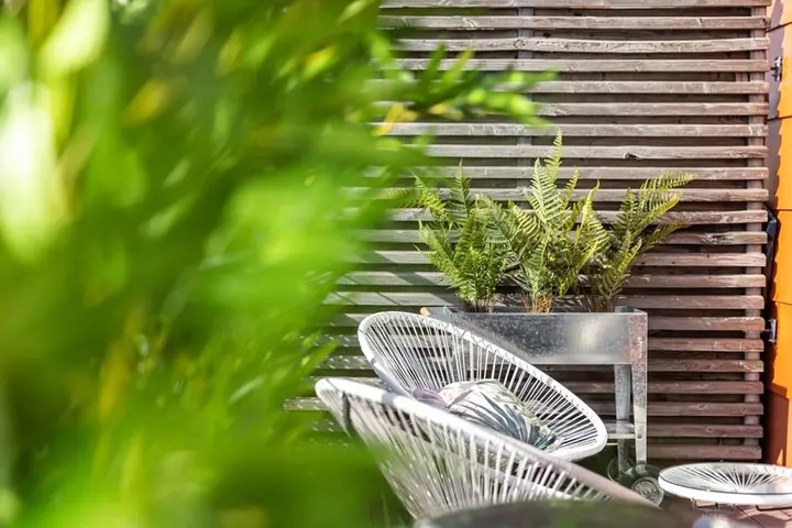 Balkon mit Pflanzen und Sesseln