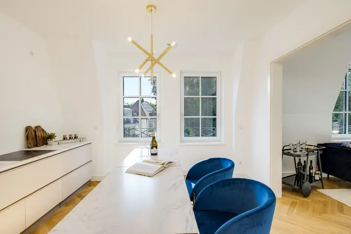 Küchenzeile mit blauen Samtstühlen nach dem Home Staging