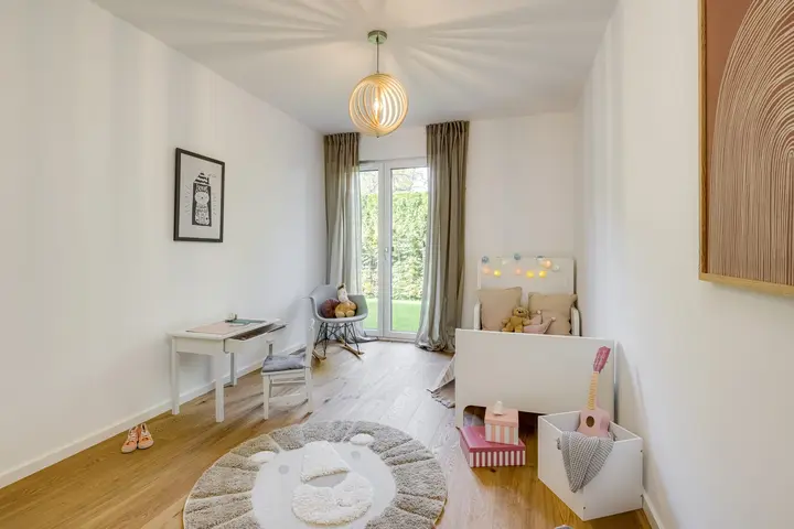 Kinderzimmer mit Spielecke und Teppich, Home Staging im Neubau
