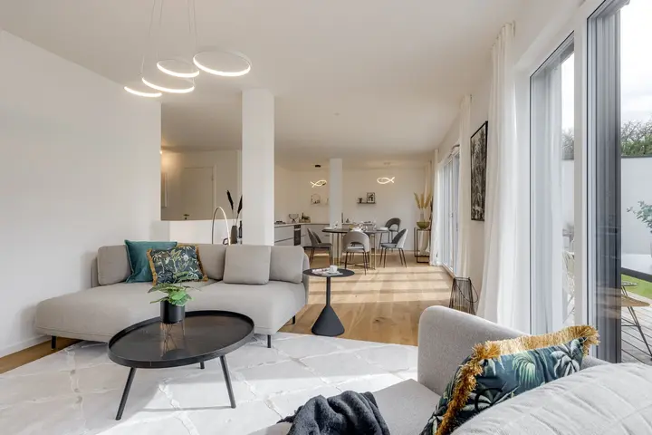 Wohnbereich mit Ecksofa und Blick in den Essbereich