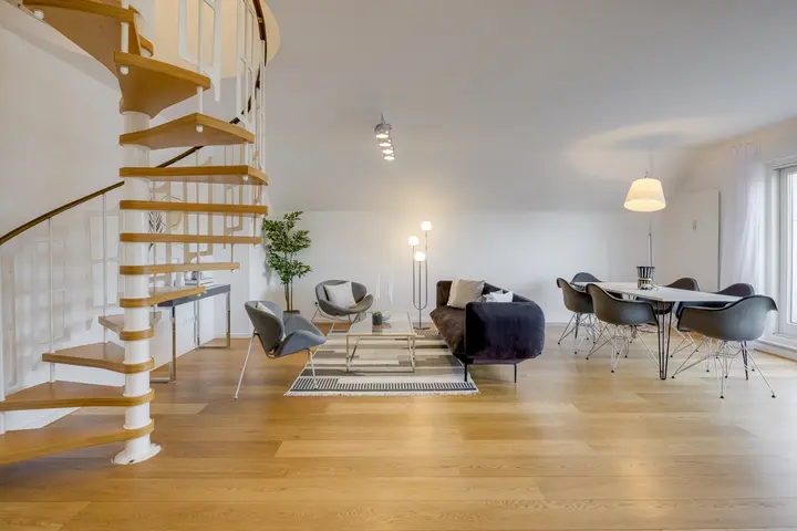 Wohnzimmer mit Wendeltreppe und Essplatz im Dachgeschoss