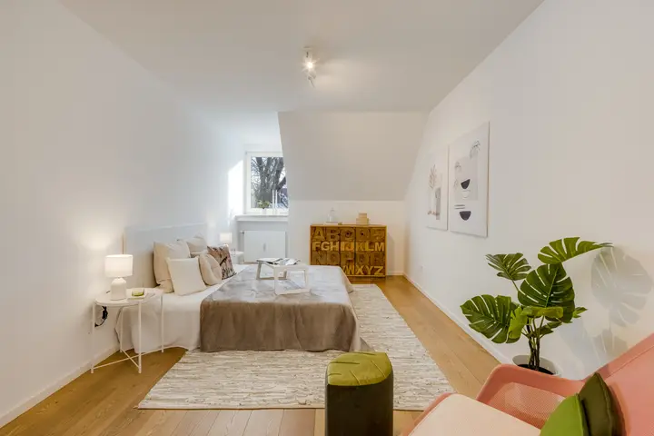 Schlafzimmer mit Kommode und Pflanzen unter dem Dach