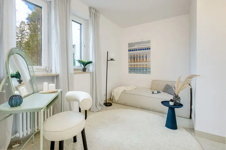 Schminkplatz mit Spiegel und Tagesbett