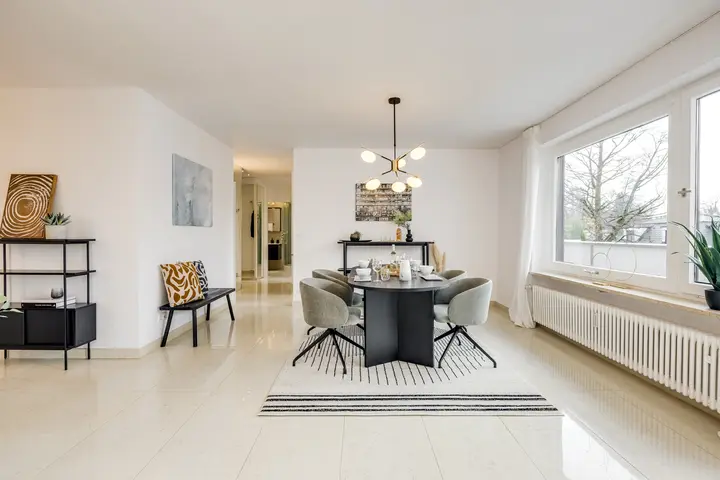 Essplatz mit Pendelleuchte im Wohnzimmer