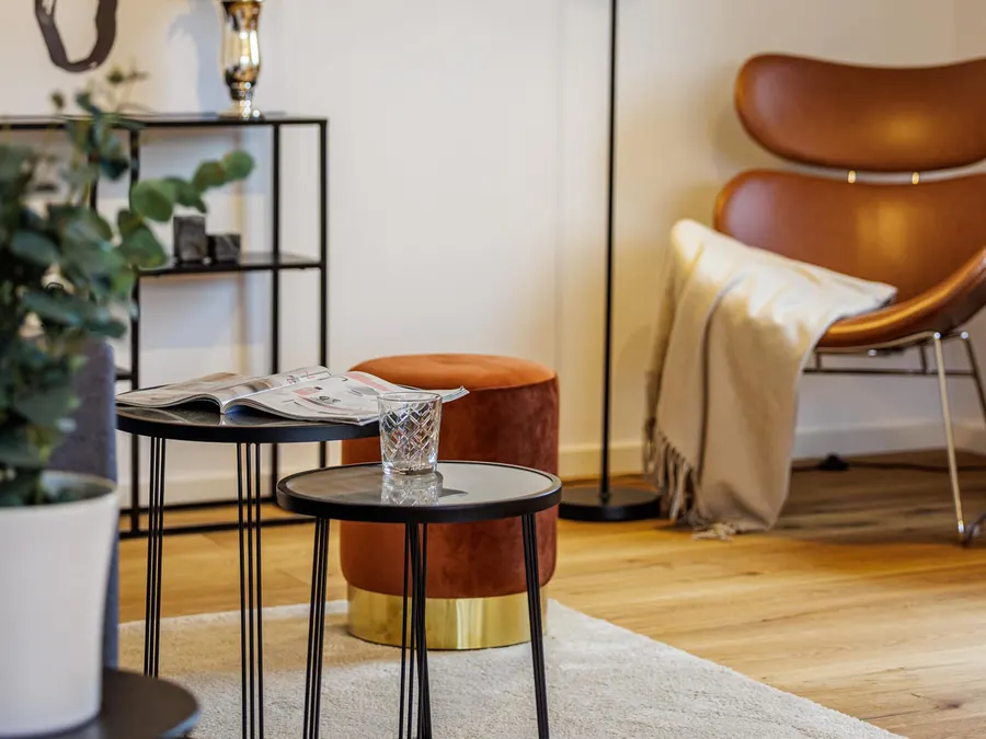 Leseecke mit Ledersessel und Stehlampe nach dem Home Staging