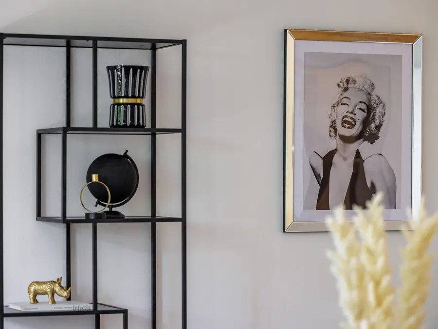 Regal und Wandbild in einer eingerichteten Wohnung