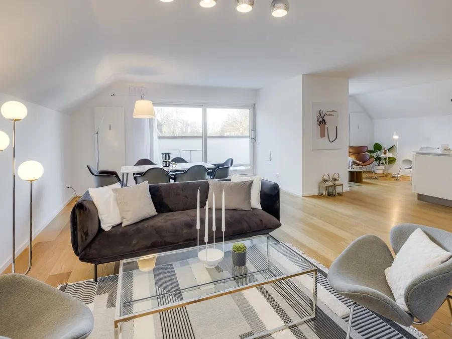 Wohnbereich unter der Dachschräge nach dem Home Staging