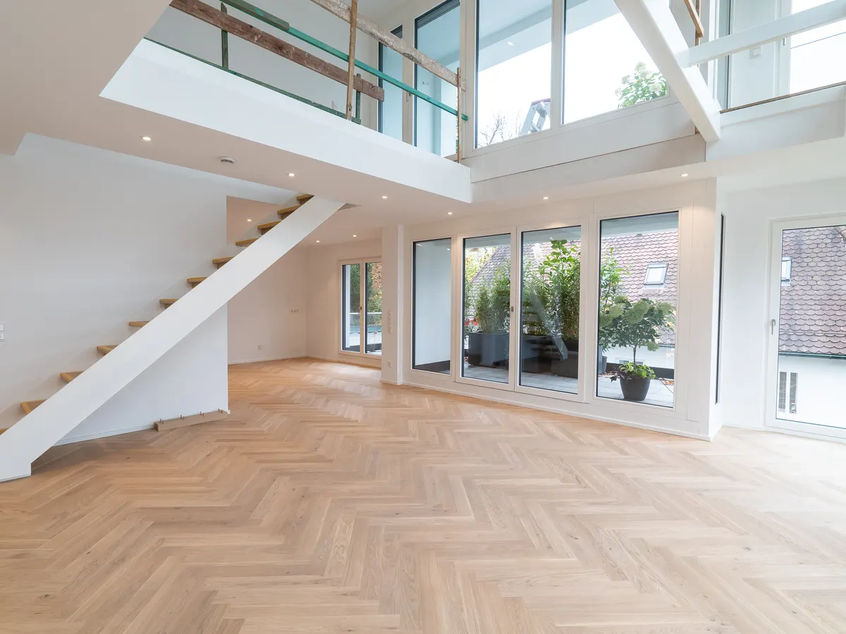 Leerer Raum mit Fischgrätparkett in einer Neubauwohnung vor dem Home Staging