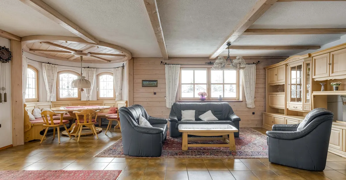 Möblierter Wohnbereich mit Holzbalken vor dem Home Staging