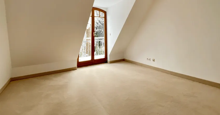 Leeres Schlafzimmer mit Holzbalken vor dem Home Staging