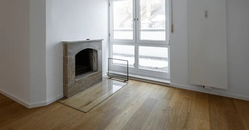 Leeres Wohnzimmer mit Kamin vor dem Home Staging