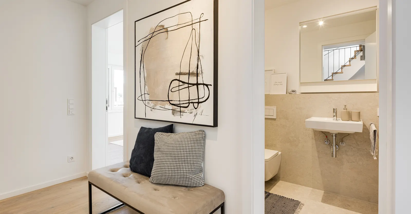 Flur mit Polsterbank und großem Wandbild nach dem Home Staging