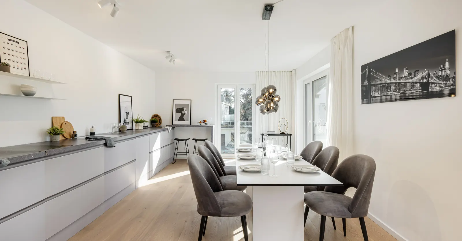 Küche mit langer Zeile und gedecktem Esstisch nach dem Home Staging
