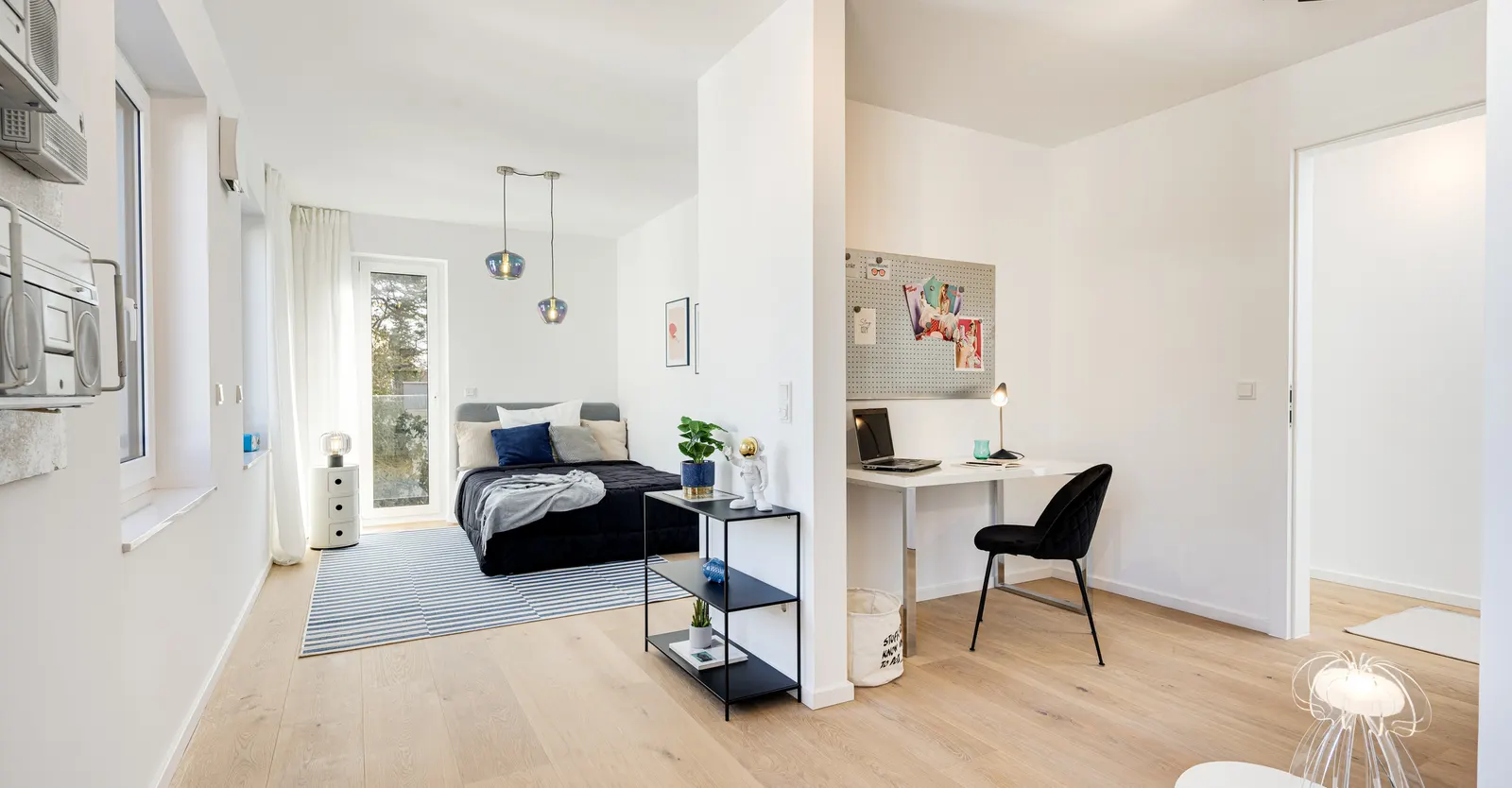 Schlafbereich mit Bett und Arbeitsplatz in einem Stadthaus nach dem Home Staging
