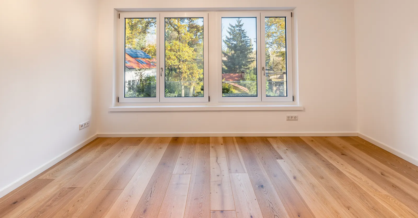 Leeres Zimmer mit Fensterband vor dem Home Staging