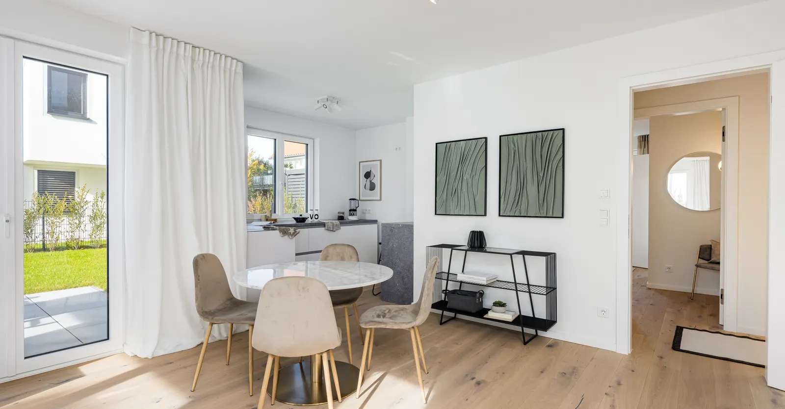 Essbereich mit rundem Tisch und Konsole neben der Küche