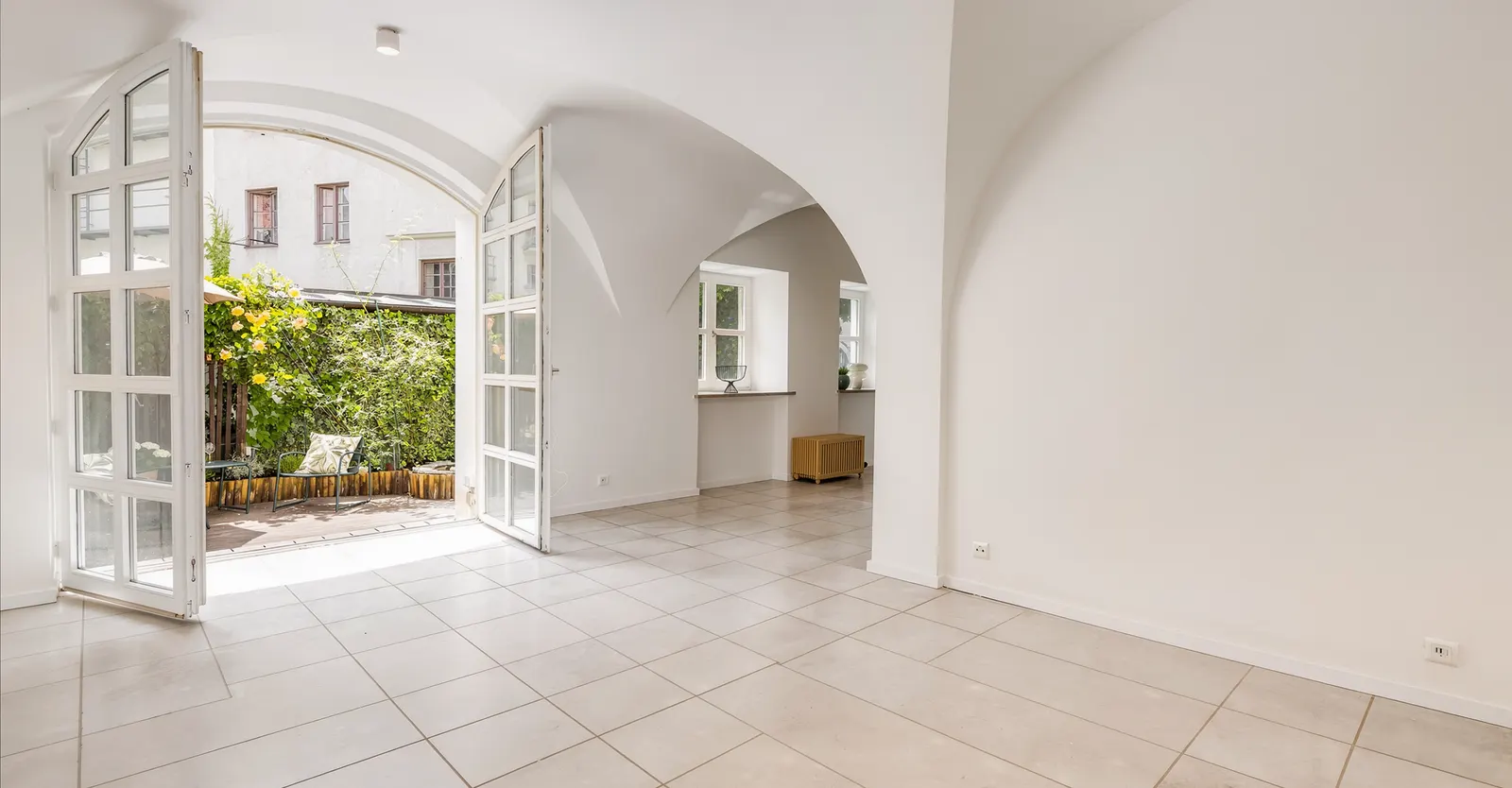 Leerer Wohnbereich mit Gewölbe und Fliesenboden vor dem Home Staging