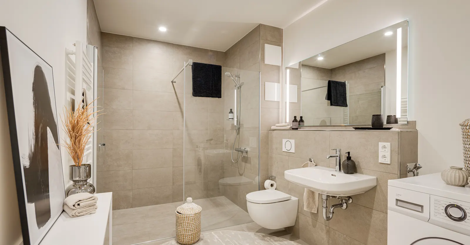 Bad mit Dusche, dekoriert mit Handtüchern, Pflanzen und Wandbild