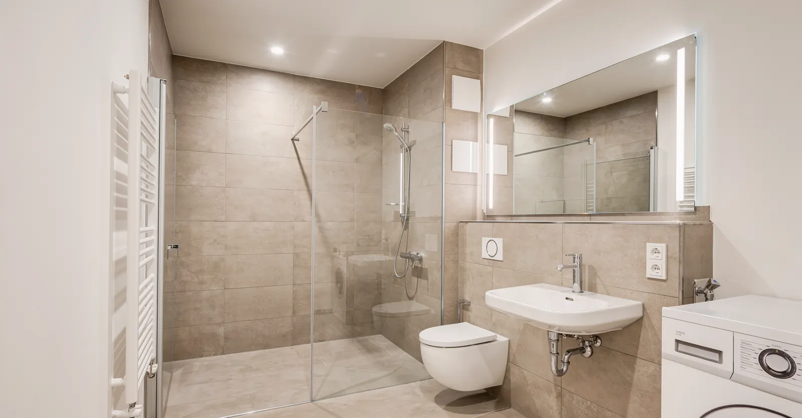 Bad mit Dusche und Spiegel ohne Dekoration vor dem Home Staging