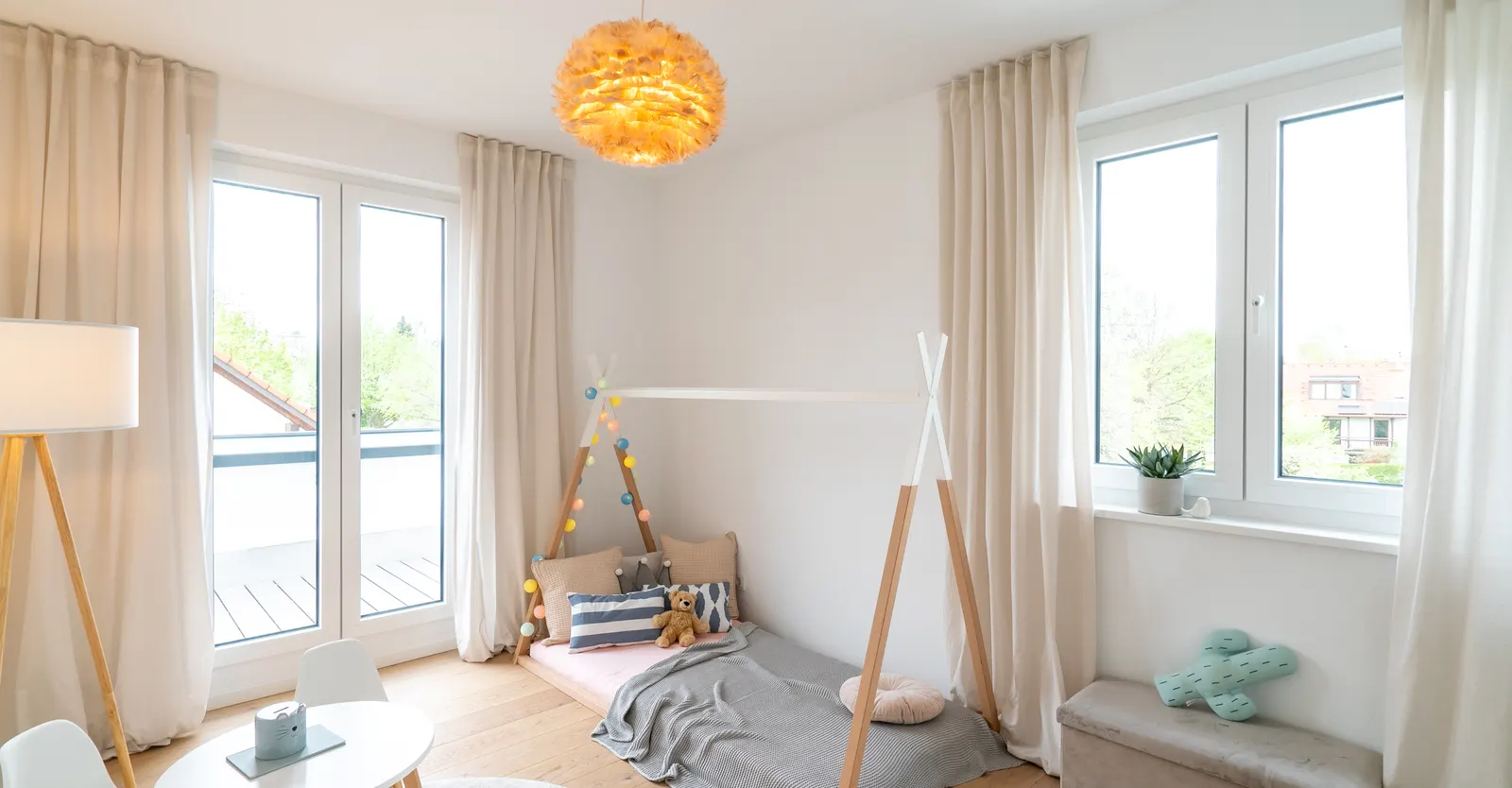 Kinderzimmer mit Spielzelt, Kindertisch und Federleuchte